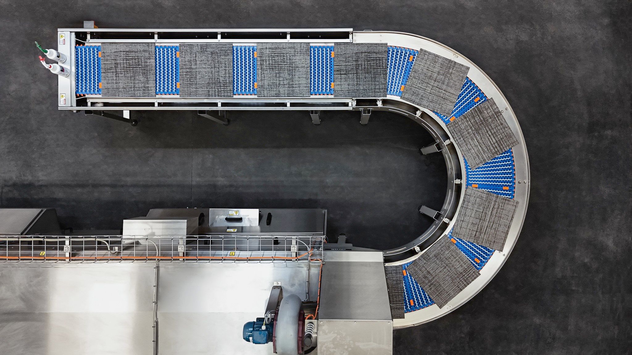 Carpet tiles moving around the Watertunnel cleaning machine